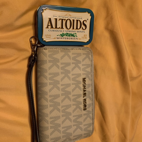 Michael Kors wristlet - Picture 1 of 3